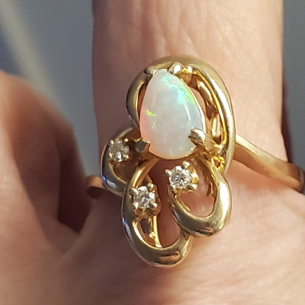 Beautiful opal/diamond ring